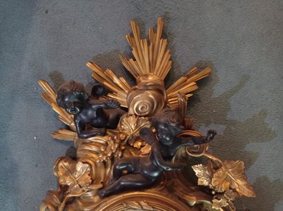 null Rez-de-chaussée 

Cartel en bronze ciselé, patiné et doré à décor d'angelot...