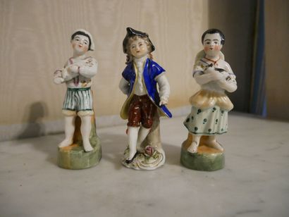 null Rez-de-chaussée 

Trois statuettes en porcelaine polychrome à décor de personnages,...
