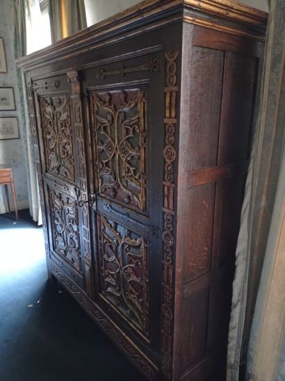 null 2ème étage

Une armoire en chêne sculpté dans le gout gothique à motifs floraux...