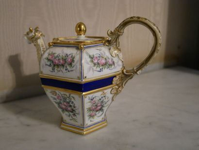 null Rez-de-chaussée 

Sèvres 1848 - Verseuse en porcelaine à pans coupés, à décor...