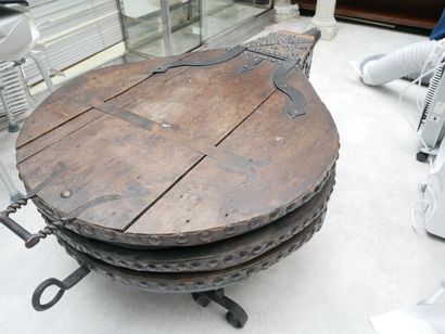 null Ground floor 

Wooden bellows forming a coffee table, 19th century 

150 x 88...