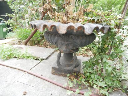 null Ground floor

Two cast iron garden basins, one with a ring grip decorated with...