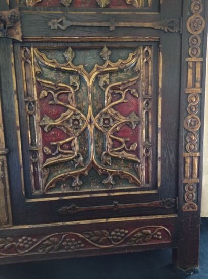 null 2ème étage

Une armoire en chêne sculpté dans le gout gothique à motifs floraux...