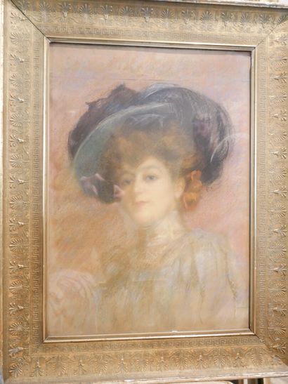  Rez-de-chaussée 
École française vers 1900 
Portrait de femme au chapeau 
Pastel...