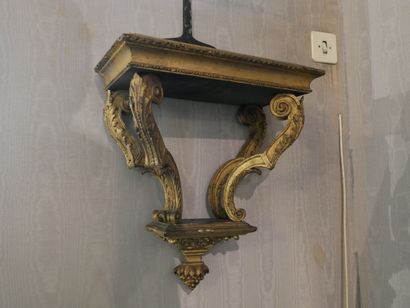  Rez-de-chaussée 
Petite console d'applique en bois doré et sculpté, style Régence...