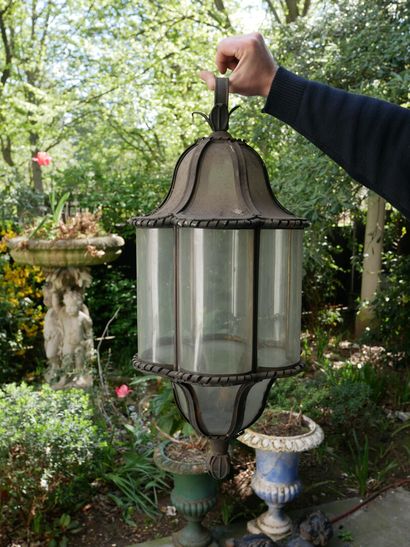  Rez-de-chaussée 
Une lanterne en zinc et verre bombé 
H. 71 cm 
 
NB: Récupération...