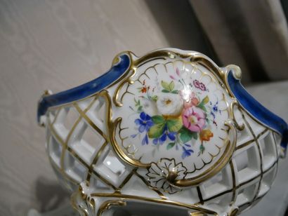 null Rez-de-chaussée 

Paire de coupes ajourée en porcelaine de Paris à décor polychrome...