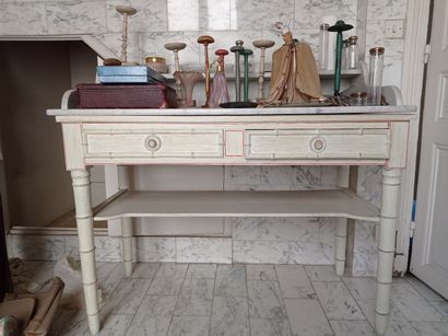 null 2ème étage 

Une table de toilette en bois laqué façon bambou, dessus de marbre....