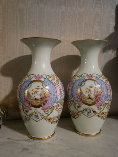 null Rez-de-chaussée

Paire de vases balustre en porcelaine blanche à décor de médaillon,...
