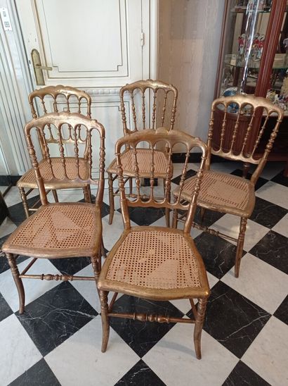  Rez-de-chaussée 
Suite de 5 chaises cannées en bois doré d'époque Napoléon III 
Accidents...