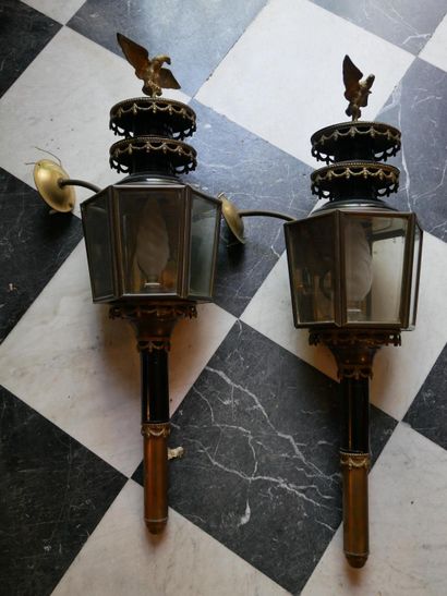 Rez-de-chaussée 
Paire de lanternes en laiton et métal laqué noir, fin XIXe 
A pans...