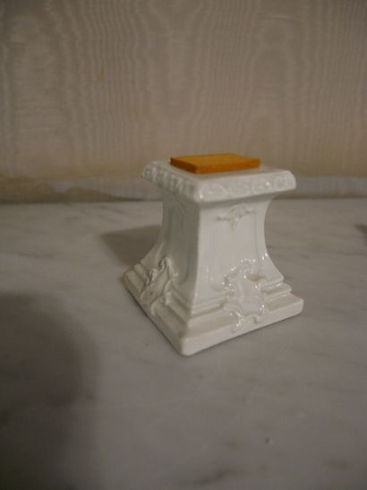 null Rez-de-chaussée 

Meissen - Petite statuette en porcelaine polychrome symbolisant...