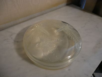 null Rez-de-chaussée 

R. Lalique - Bonbonnière ronde en verre à décor de libellules...