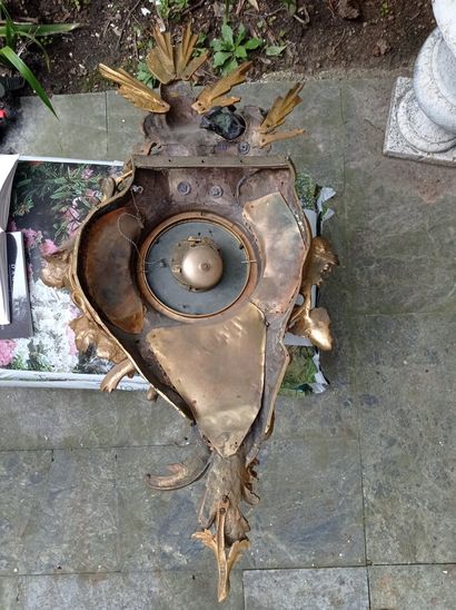 null Rez-de-chaussée 

Cartel en bronze ciselé, patiné et doré à décor d'angelot...