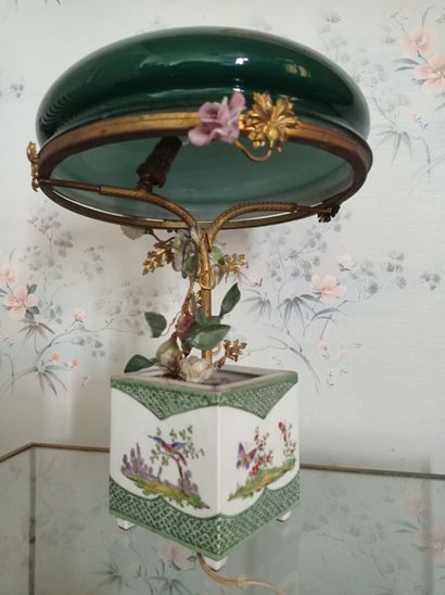 null 2ème étage

Lampe en forme de caisse à fleur en porcelaine dans le goût de Sèvres...