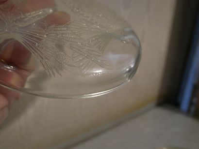null Rez-de-chaussée 

R. Lalique - Bonbonnière ronde en verre à décor de libellules...