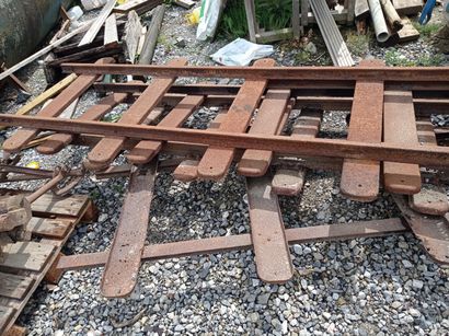 null Set of narrow gauge iron rails.

Approximately 110 x 490 cm 

Track gauge: 50...