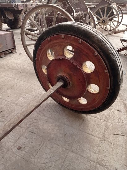 null Front wheels. Width 238 cm Ø 123 cm approx.