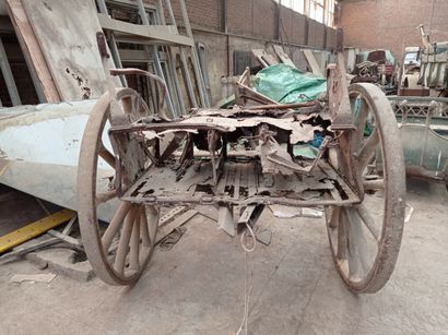  Horse drawn carriage. (in the state, to be restored) 
169 x 195 x 180 cm 
D. wheels...