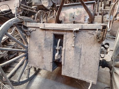 null 
Artillery box, made of iron and wood. 




152 x 183 cm 




Ø wheels 130 cm



A...