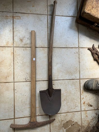 Lot: shovel, pickaxe.