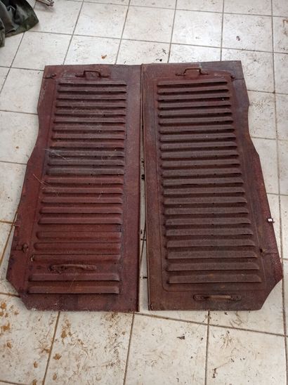 Pair of side grills for a semi-trailed engine...