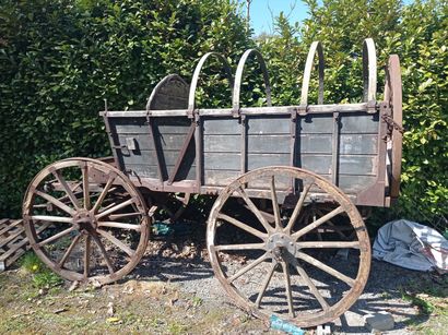null Horse-drawn carriage, model HF 1 or HF 2, painted, with hoops. 

172 x 180 cm...
