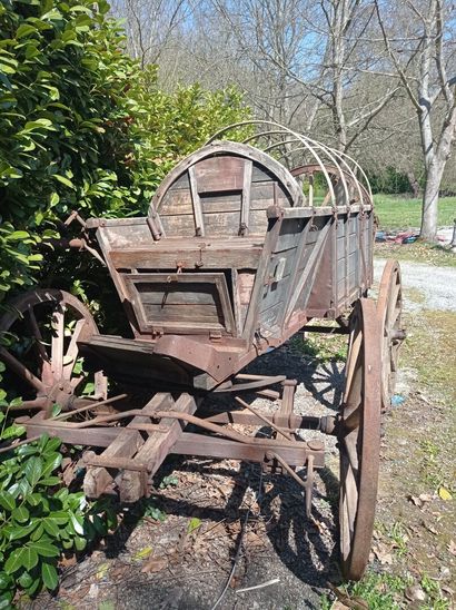 null Horse-drawn carriage, model HF 1 or HF 2, painted, with hoops. 

172 x 180 cm...