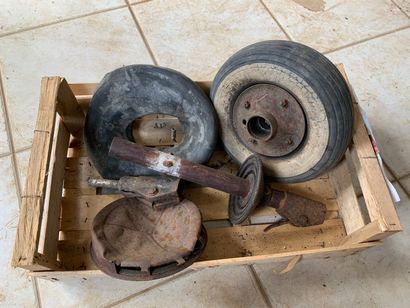 Lot: 2 antenna bases, container tires, inner...