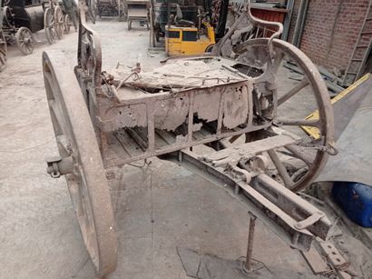  Horse drawn carriage. (in the state, to be restored) 
169 x 195 x 180 cm 
D. wheels...