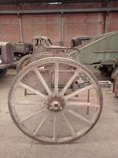null Horse drawn carriage. (in the state, to be restored)

169 x 195 x 180 cm 

D....