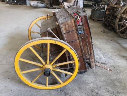 null Petit tonneau pour poney. Accidenté, dans l'état, à restaurer.