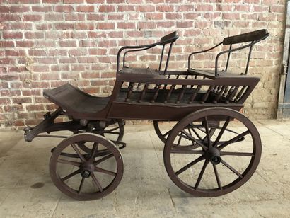 Small chariot with children's benches. Box...