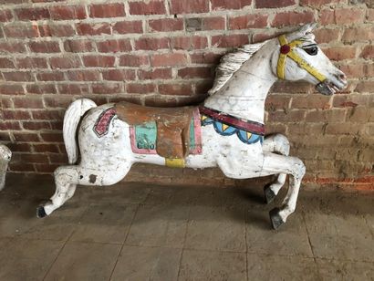 null Wooden carousel horse, 19th century. 

H.129 cm 

Accidents.