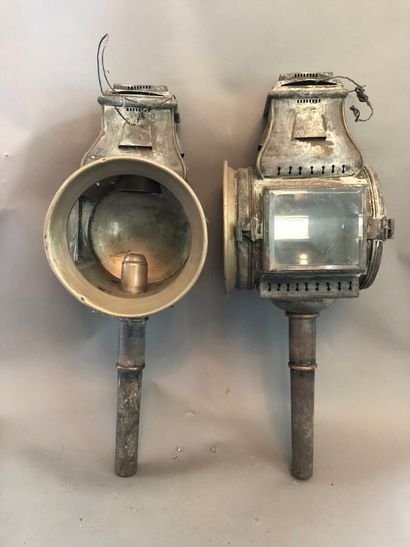 null Pair of round pagoda lanterns, broken glass, to be restored, dent. 

Height...