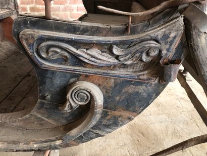 null Small blue sled. Four seats, opposite a horse, case decorated with foliage carved...