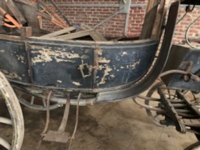 null Convertible carriage, called "Wourch". French work around 1820. Boat body. Connected...