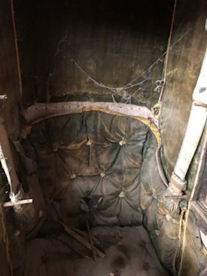 null Carrier chair, circa 1770. 

Green silk velvet interior. 

H.70 L.69 D.93 cm...