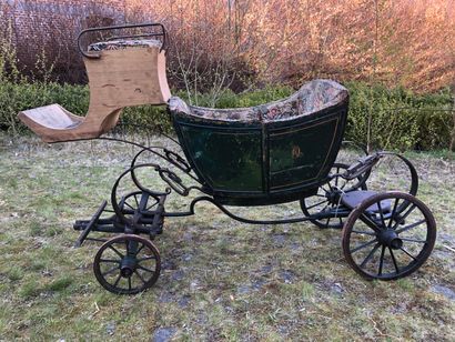 null Children's carriage with green lacquered suspended body. Four C-shaped springs....