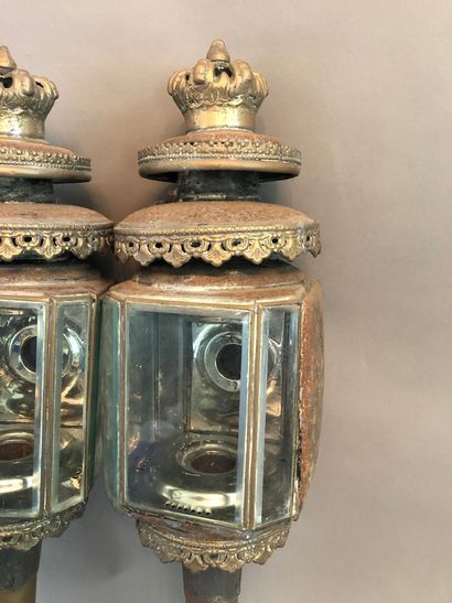 null Pair of lanterns with cut sides, topped with a crown. H.60 cm

Accidents.