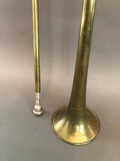 null Coach's horn signed Mahillon in Brussels. L.136 cm