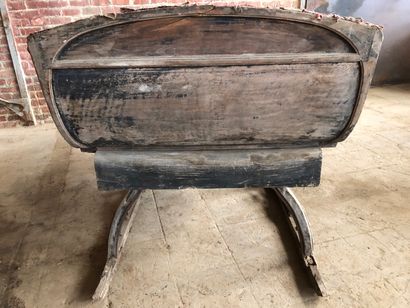 null Small blue sled. Four seats, opposite a horse, case decorated with foliage carved...