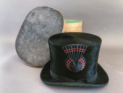 Rare top hat of postillon with cockade, signed...