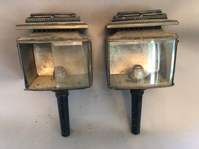 null Pair of square lanterns, signed Fouras. 

H.43 cm 

Missing a glass, accide...