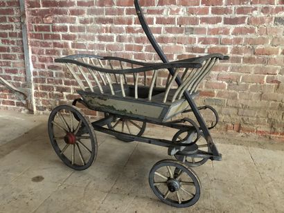 null Petit chariot d'enfant, début du XIXe siècle, vers 1820. Caisse à barreaux,...