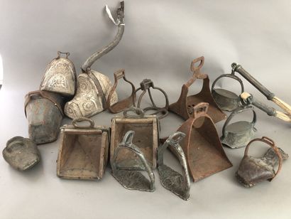 Lot of about fifteen antique and modern stirrups...