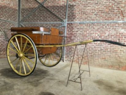 null Tonneau en bois verni. Bon état général.La caisse ornée de demi-balustres. Roues...