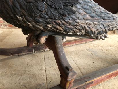 null Traîneau en forme d'aigle en bois sculpté, XVIIIe siècle. Caisse à balustres,...