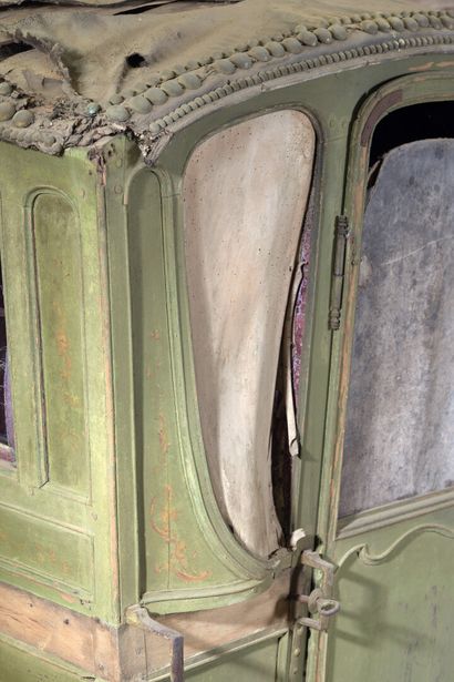null Green lacquered wood litter box, Louis XV period. Crimson velvet interior. Studded...