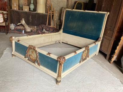 Important BOIS de lit Important richly carved lacquered wood bed

carved, the three...